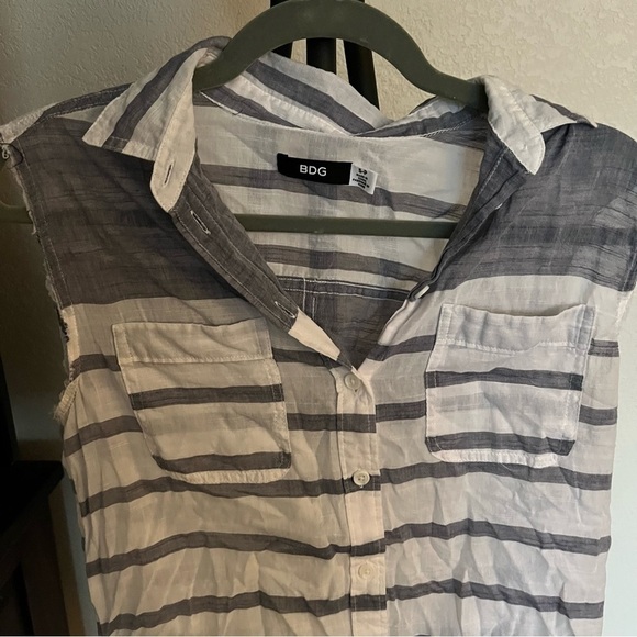*2/15* Striped Button Down Tank - Picture 3 of 6
